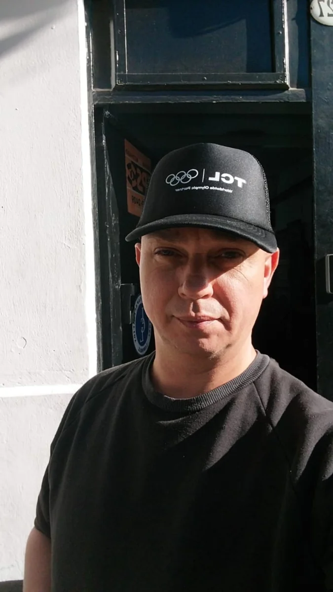 Marcelo David Roppel, responsable de L.J.T. SOLUCIONES, con gorra TCL